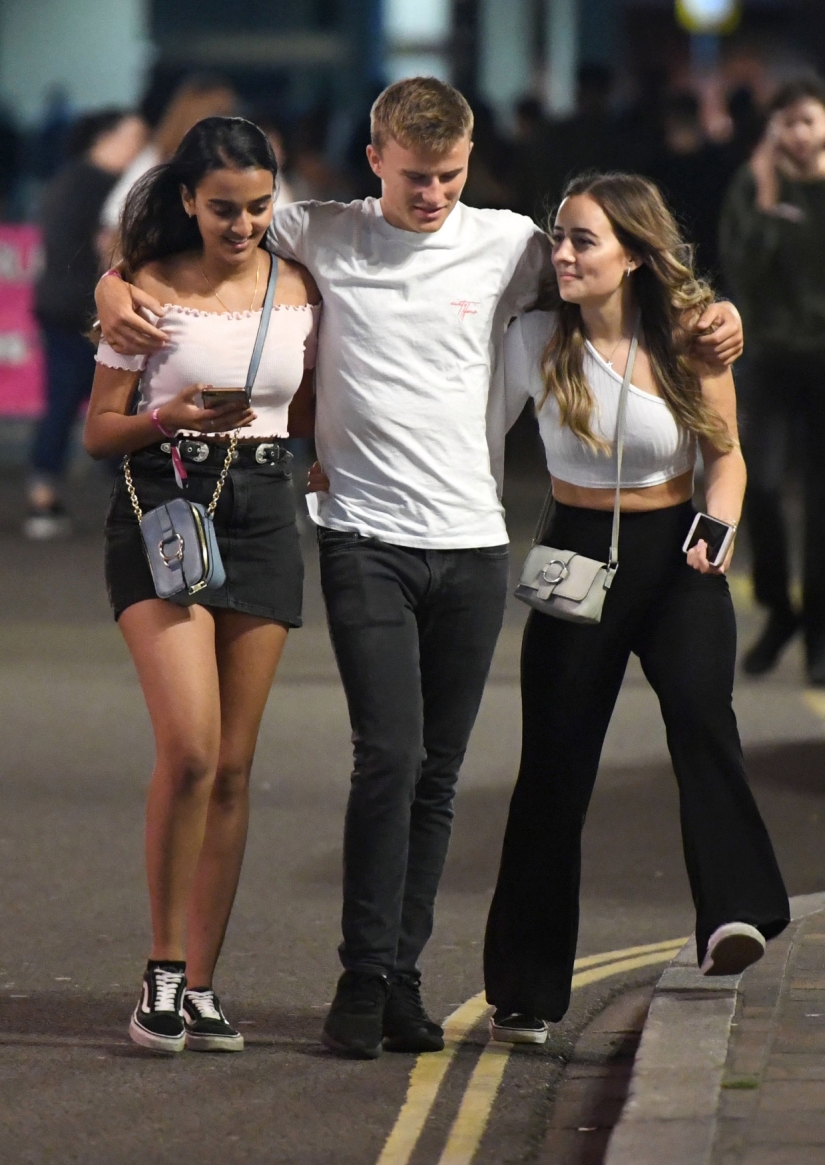 Novedades para everything ready: 5.000 estudiantes de primer año de la Universidad de Portsmouth se juntaron en clubes hasta la mañana Novedades para everything ready: 5.000 estudiantes de primer año de la Universidad de Portsmouth se juntaron en clubes hasta la mañana