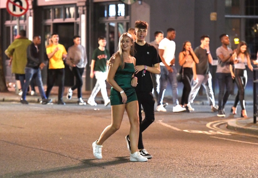 Novedades para everything ready: 5.000 estudiantes de primer año de la Universidad de Portsmouth se juntaron en clubes hasta la mañana Novedades para everything ready: 5.000 estudiantes de primer año de la Universidad de Portsmouth se juntaron en clubes hasta la mañana