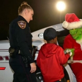 Oficiales de policía "detuvieron" al ladrón de Navidad Grinch después de que un niño de 5 años llamó al 911