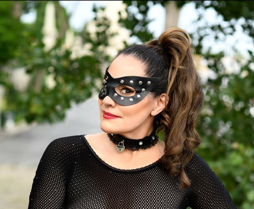 "¡Oh, esas piernas!": viuda de 49 años gana 23 mil libras al año publicando fotos de sus pies en la web