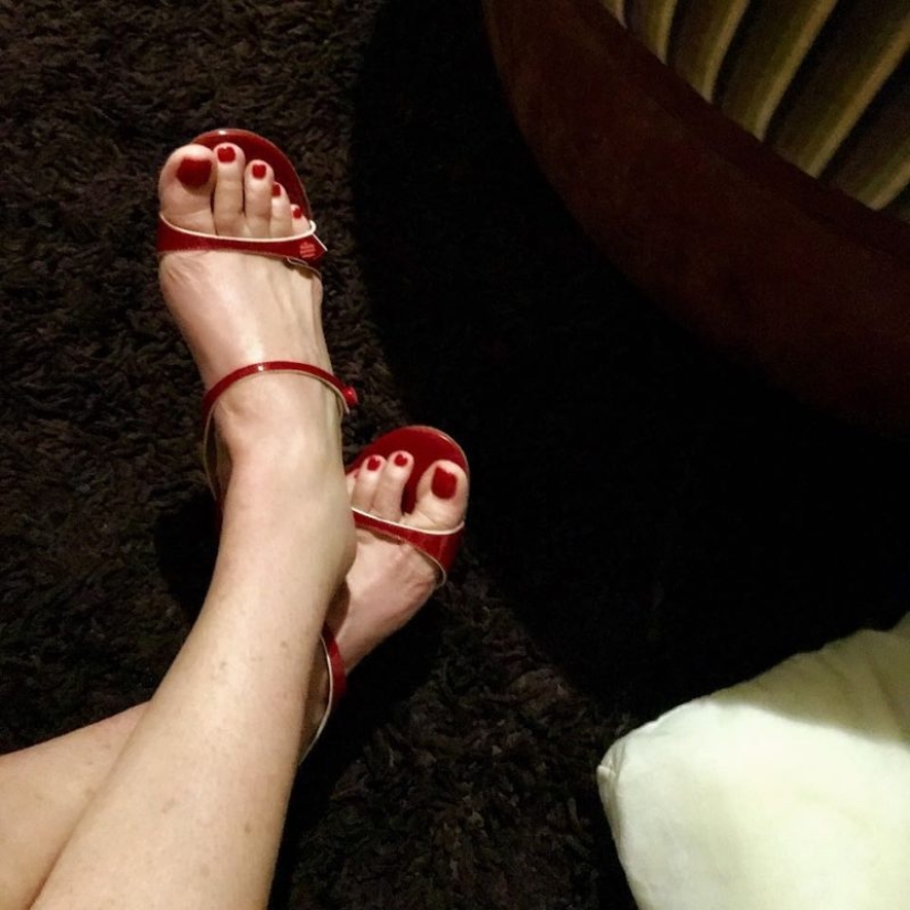 "Oh, those legs!": 49-year-old widow earns 23 thousand pounds a year by posting photos of her feet on the web "Oh, those legs!": 49-year-old widow earns 23 thousand pounds a year by posting photos of her feet on the web