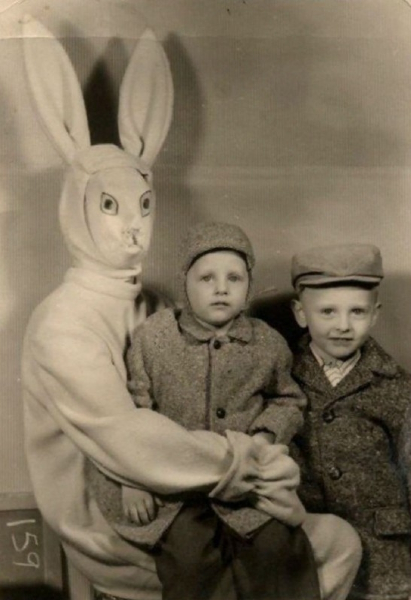 Old children's photos with Easter bunnies that make the hair stand on end