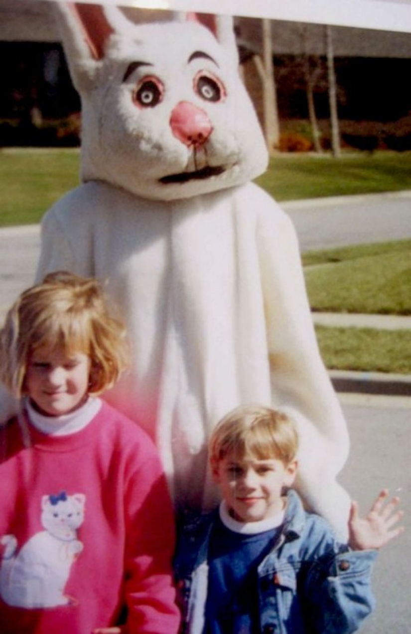 Old children's photos with Easter bunnies that make the hair stand on end