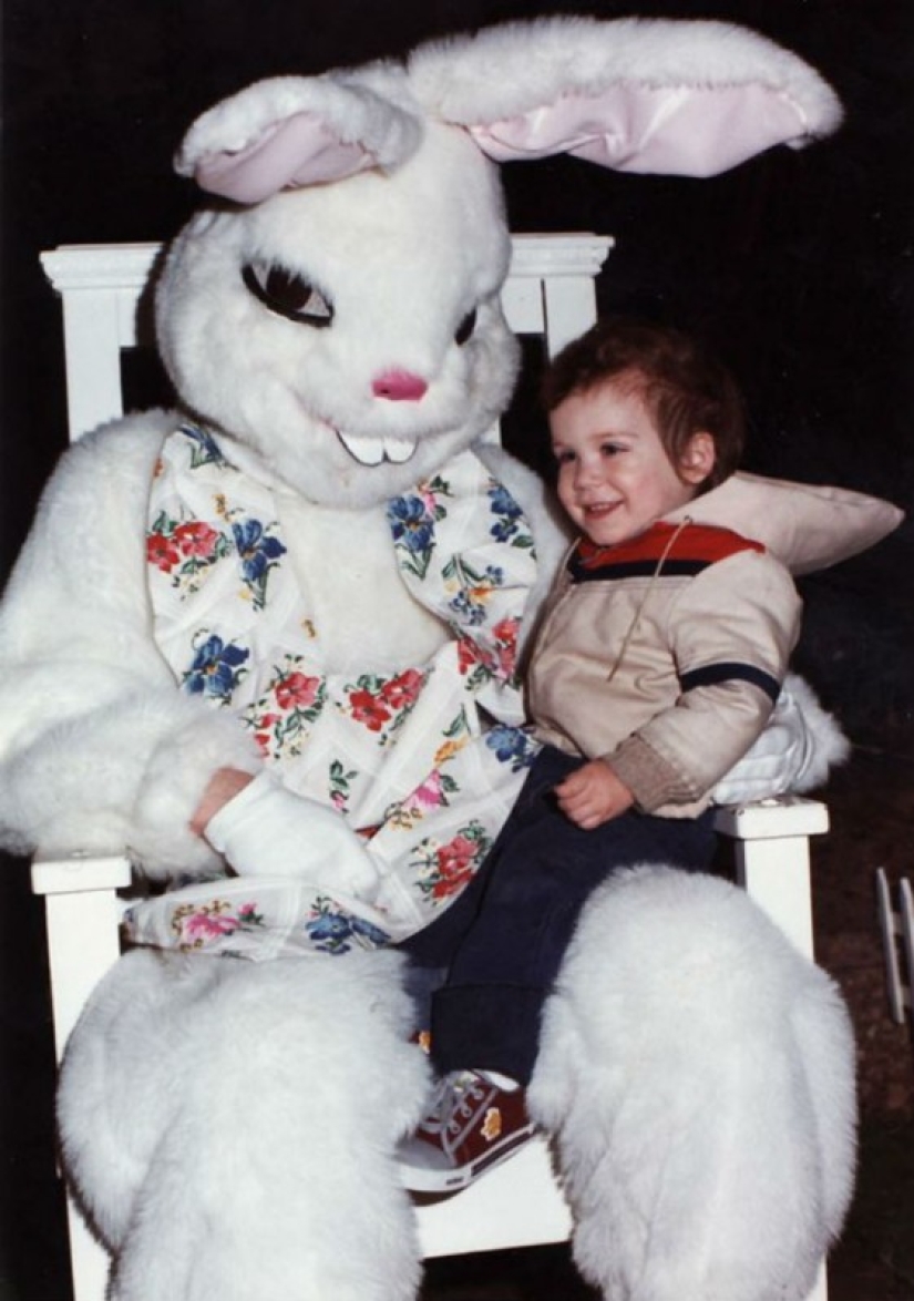 Old children's photos with Easter bunnies that make the hair stand on end