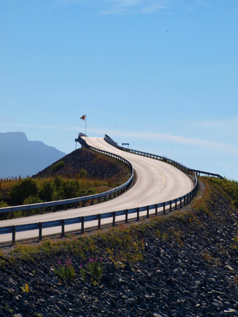 On the roads of Norway: "Attention! You are entering a bridge that leads to nowhere"