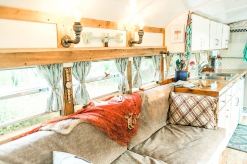 On the sawmill with comfort: a couple turned an old prison bus into a cozy mobile home