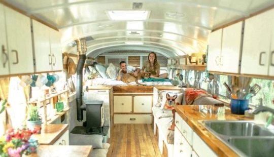On the sawmill with comfort: a couple turned an old prison bus into a cozy mobile home On the sawmill with comfort: a couple turned an old prison bus into a cozy mobile home