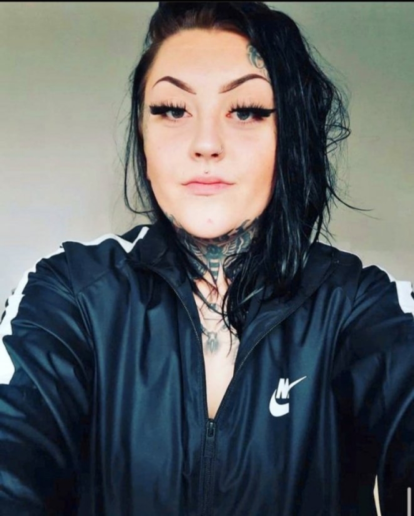 Once again about the free cheese: the "promotional" tattoo on the face broke the girl's life Once again about the free cheese: the "promotional" tattoo on the face broke the girl's life