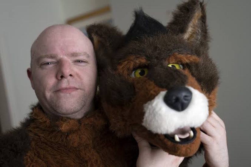 Only by living dog is biting the man: who considers himself a dog