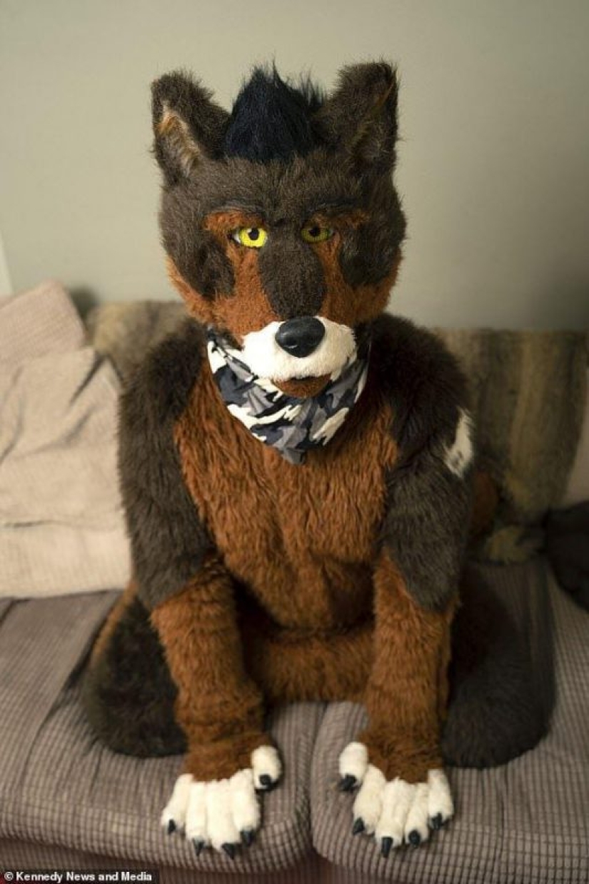 Only by living dog is biting the man: who considers himself a dog