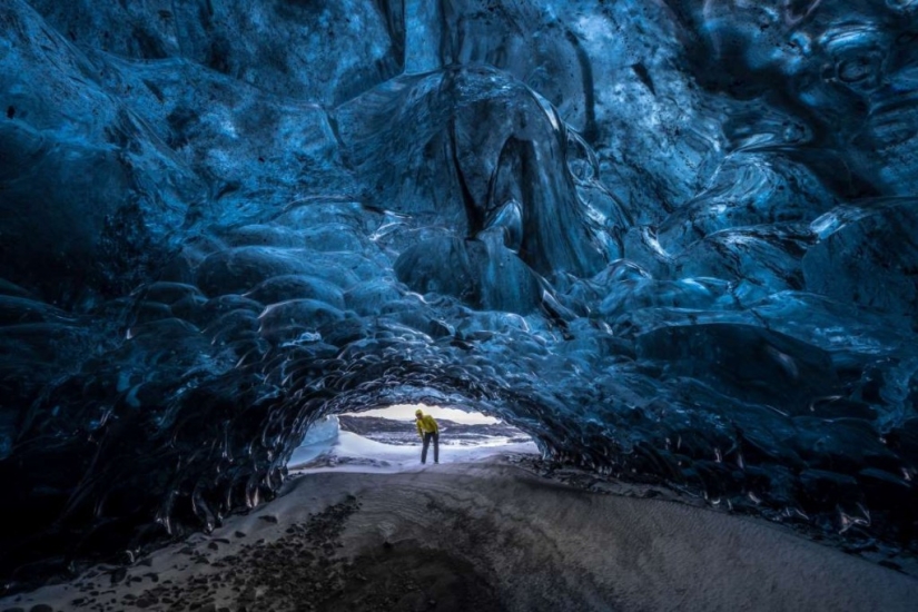 Otherworldly cave in Vatnajökull glacier Otherworldly cave in Vatnajökull glacier