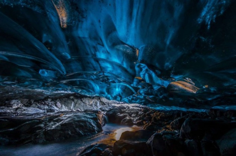 Otherworldly cave in Vatnajökull glacier Otherworldly cave in Vatnajökull glacier