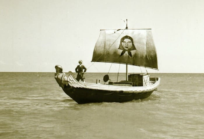 Otro final y negativa a rodar desnudo: lo que quedó detrás de escena del rodaje del "Sol Blanco del Desierto"