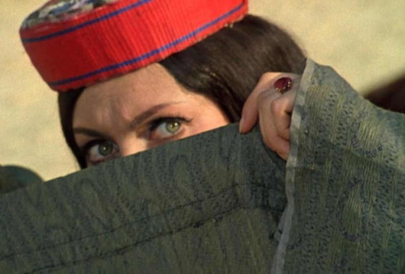 Otro final y negativa a rodar desnudo: lo que quedó detrás de escena del rodaje del "Sol Blanco del Desierto"