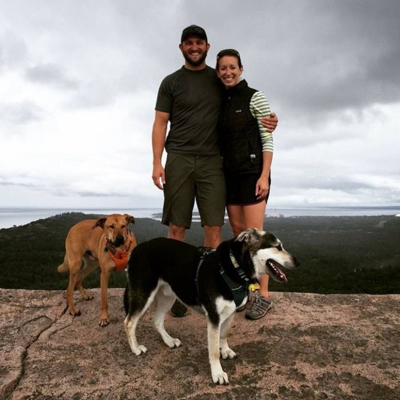 "Paga la gasolina, no el alquiler" : una pareja deja su trabajo para viajar por Estados Unidos, viviendo en un pequeño remolque