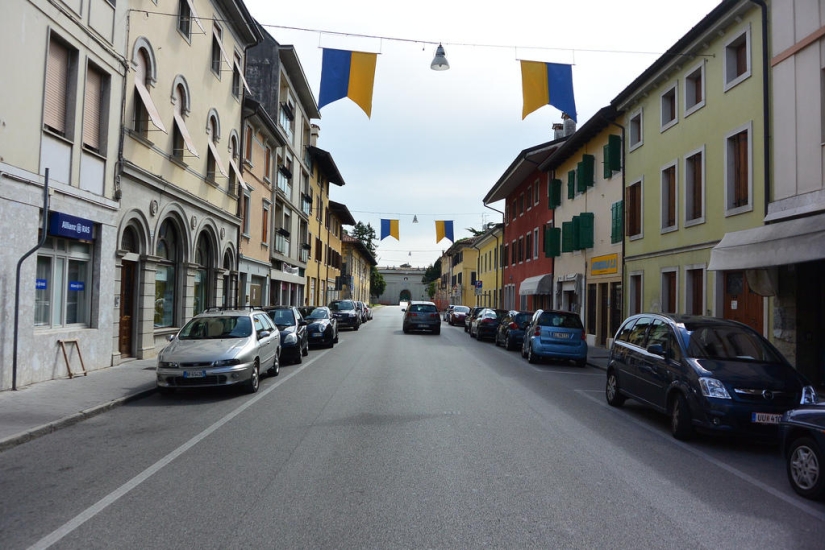 Palmanova es una ciudad fortaleza simétrica en Italia Palmanova es una ciudad fortaleza simétrica en Italia