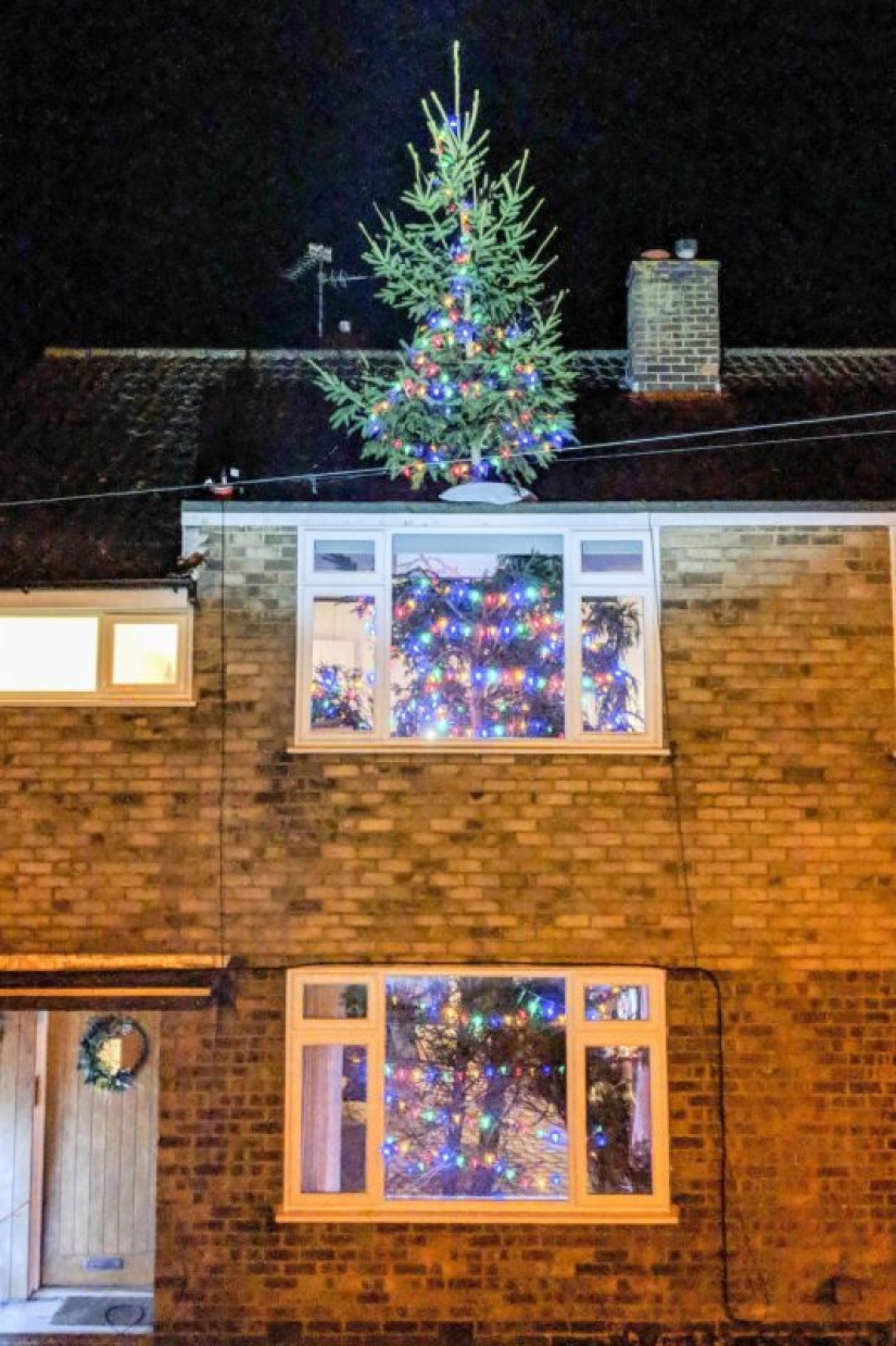 Papá Gigantoman: un árbol de Navidad en la casa o una casa en el árbol de Navidad Papá Gigantoman: un árbol de Navidad en la casa o una casa en el árbol de Navidad