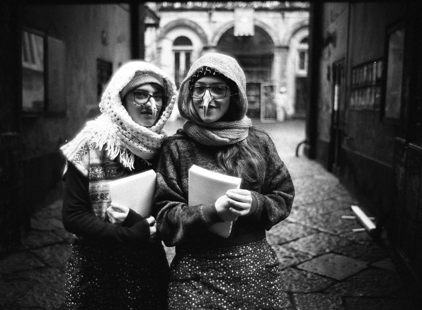 Paradise inhabited by devils: all the vices of St. Naples in the lens of Robbie Mackintosh Paradise inhabited by devils: all the vices of St. Naples in the lens of Robbie Mackintosh