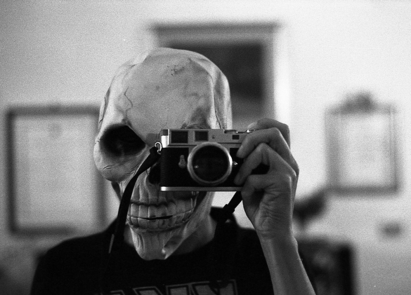 Paradise inhabited by devils: all the vices of St. Naples in the lens of Robbie Mackintosh Paradise inhabited by devils: all the vices of St. Naples in the lens of Robbie Mackintosh