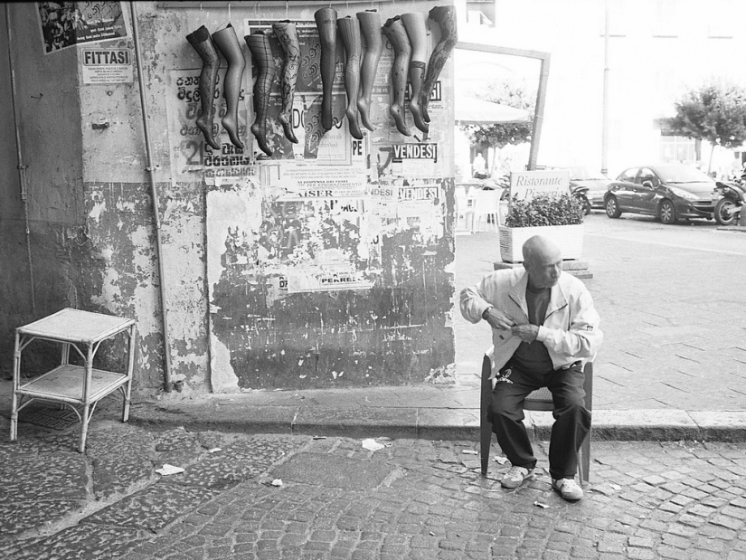 Paradise inhabited by devils: all the vices of St. Naples in the lens of Robbie Mackintosh Paradise inhabited by devils: all the vices of St. Naples in the lens of Robbie Mackintosh