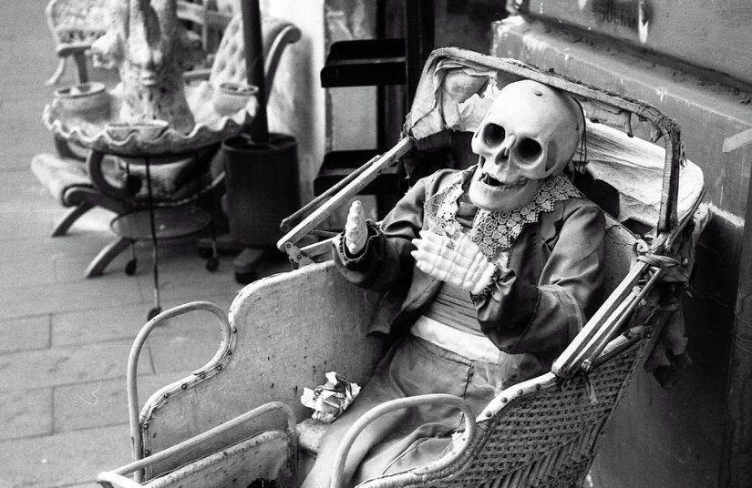 Paradise inhabited by devils: all the vices of St. Naples in the lens of Robbie Mackintosh Paradise inhabited by devils: all the vices of St. Naples in the lens of Robbie Mackintosh