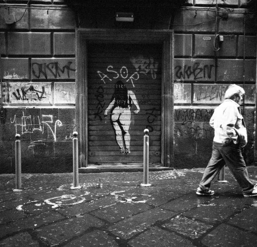 Paradise inhabited by devils: all the vices of St. Naples in the lens of Robbie Mackintosh Paradise inhabited by devils: all the vices of St. Naples in the lens of Robbie Mackintosh