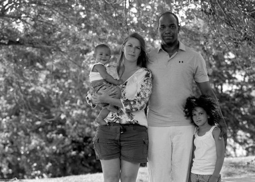 Parejas que están en matrimonios interraciales, y declaraciones maliciosas dirigidas a ellas Parejas que están en matrimonios interraciales, y declaraciones maliciosas dirigidas a ellas