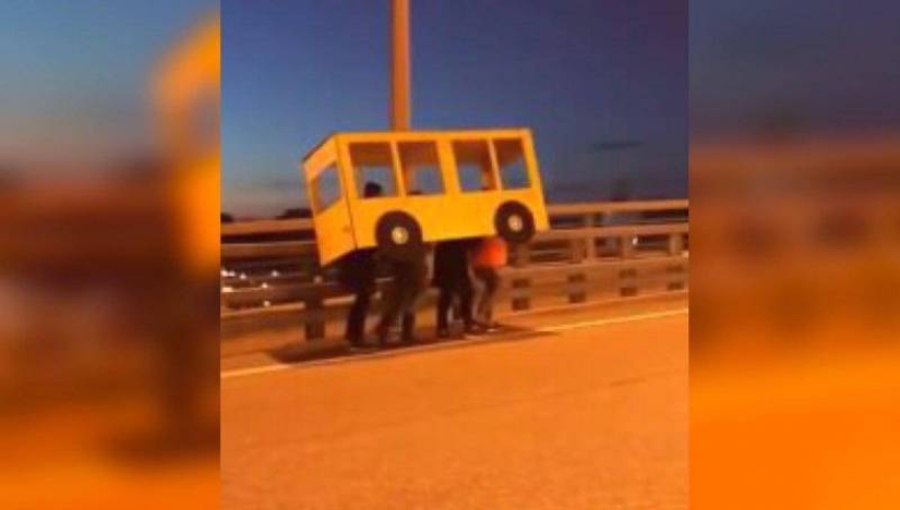 Pasó por alto la ley en ruso: en Vladivostok, los muchachos fingieron ser un autobús en un puente cerrado a los peatones Pasó por alto la ley en ruso: en Vladivostok, los muchachos fingieron ser un autobús en un puente cerrado a los peatones