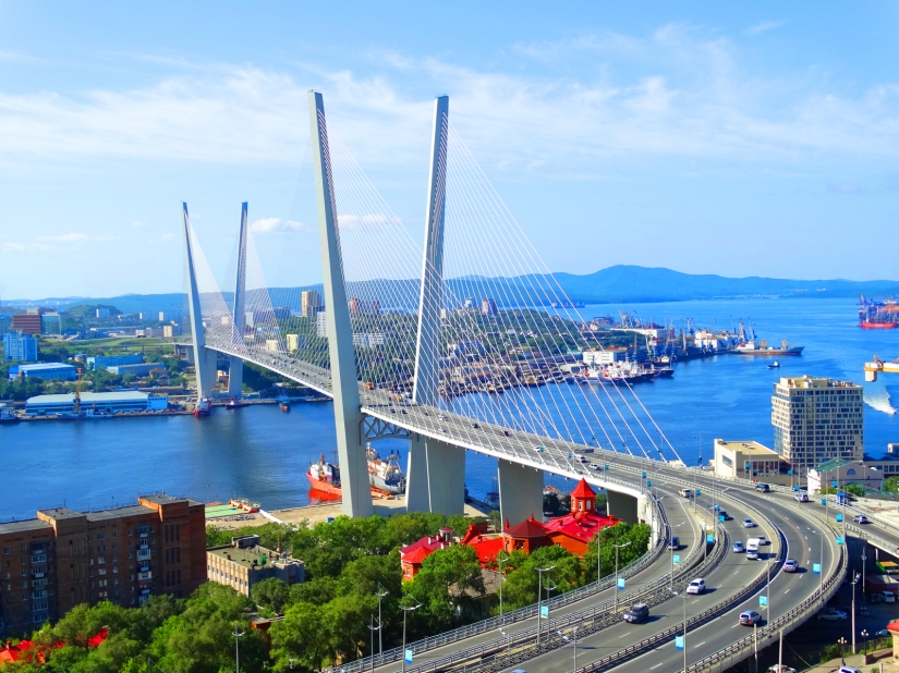Pasó por alto la ley en ruso: en Vladivostok, los muchachos fingieron ser un autobús en un puente cerrado a los peatones Pasó por alto la ley en ruso: en Vladivostok, los muchachos fingieron ser un autobús en un puente cerrado a los peatones
