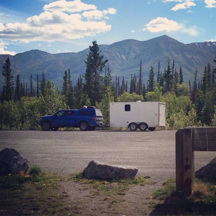 "Pay for gas, not rent": A couple quit their jobs to travel around the US, living in a tiny trailer