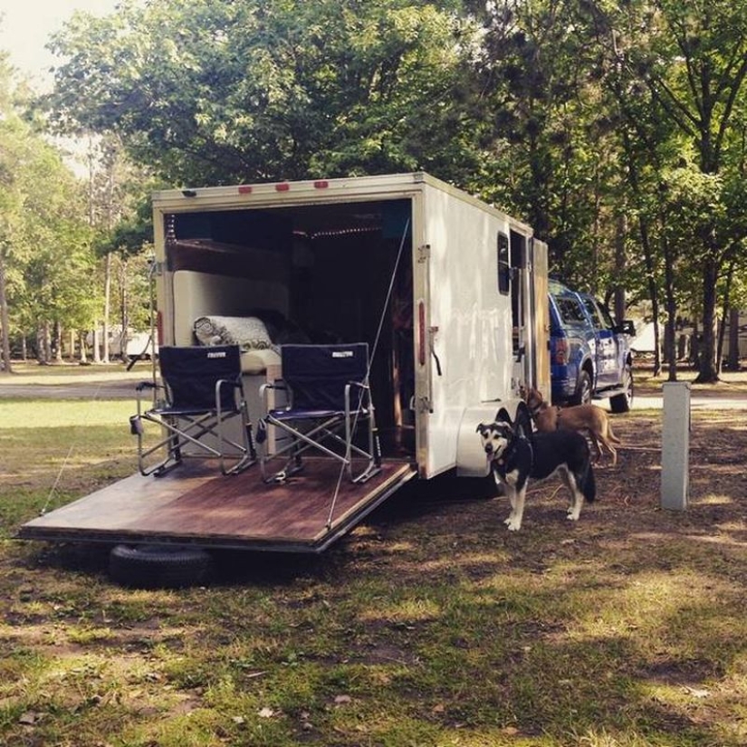 "Pay for gas, not rent": A couple quit their jobs to travel around the US, living in a tiny trailer