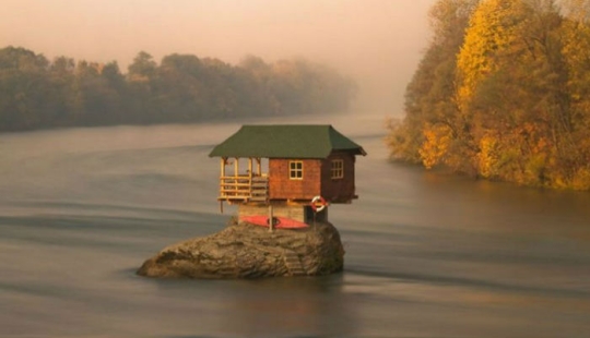 Pequeñas casas solitarias para gente solitaria Pequeñas casas solitarias para gente solitaria