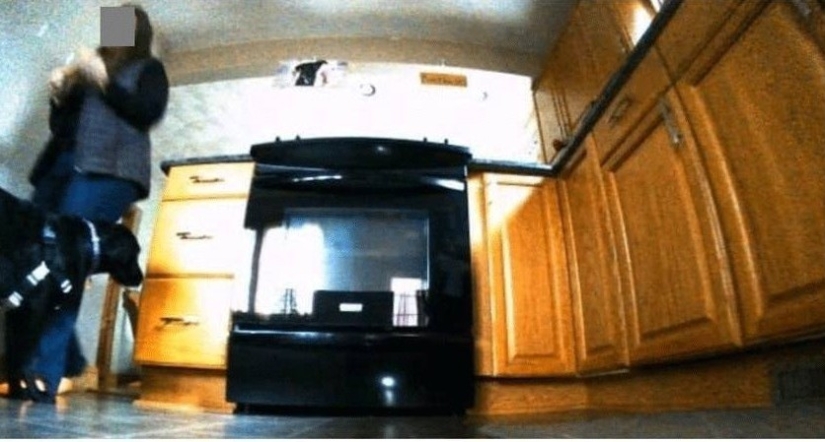 Pervert's dream: a robot vacuum cleaner took off the hostess on the toilet and leaked a photo