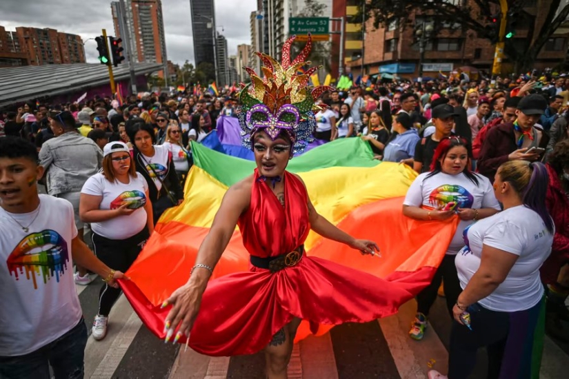 Photos of the Week: Oil Wrestling, Flaming Bull, Gorgosaurus Sale