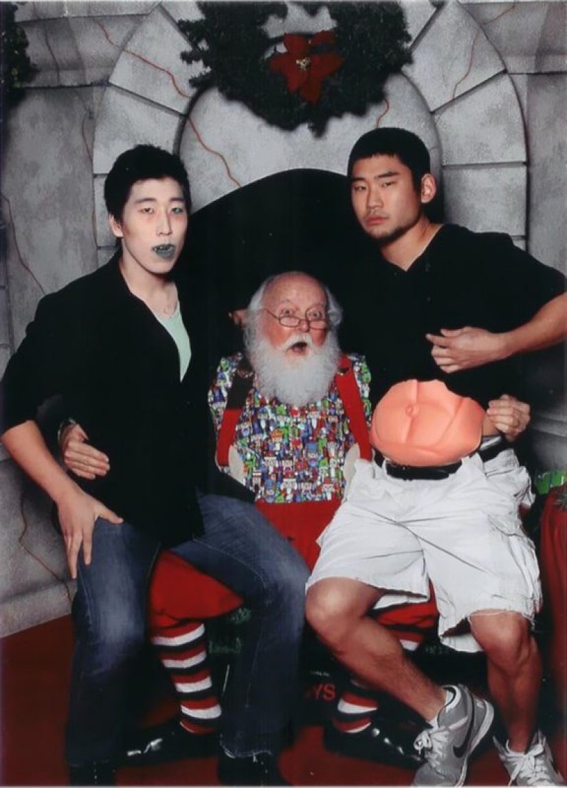 Photos with Santa from year to year: friends have been photographed in different images since 2006
