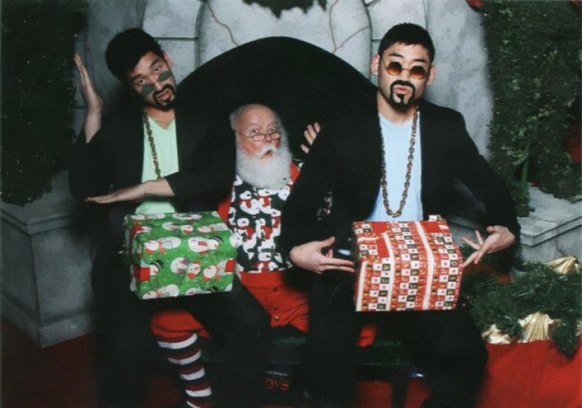 Photos with Santa from year to year: friends have been photographed in different images since 2006