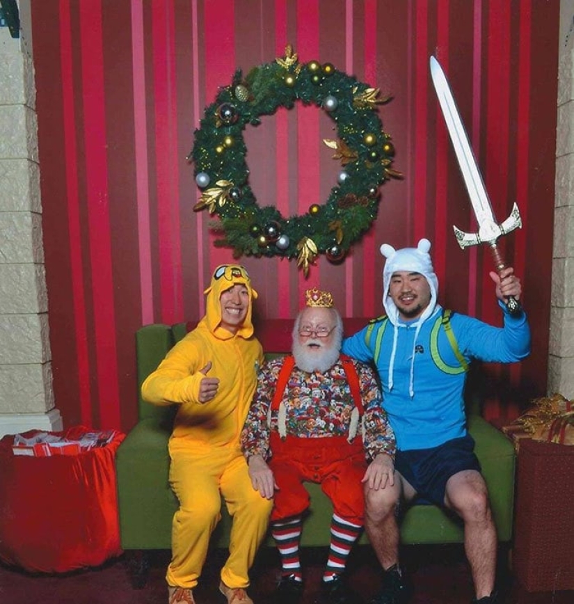 Photos with Santa from year to year: friends have been photographed in different images since 2006