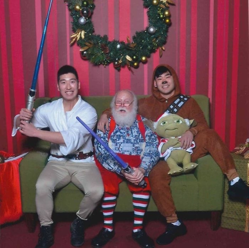 Photos with Santa from year to year: friends have been photographed in different images since 2006