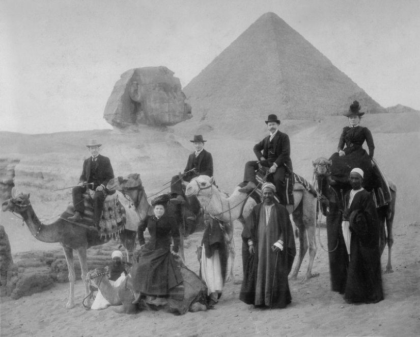 Picnic en las pirámides: turistas en Giza durante la ocupación británica