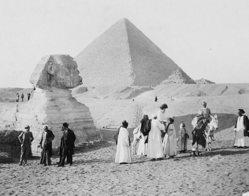 Picnic en las pirámides: turistas en Giza durante la ocupación británica