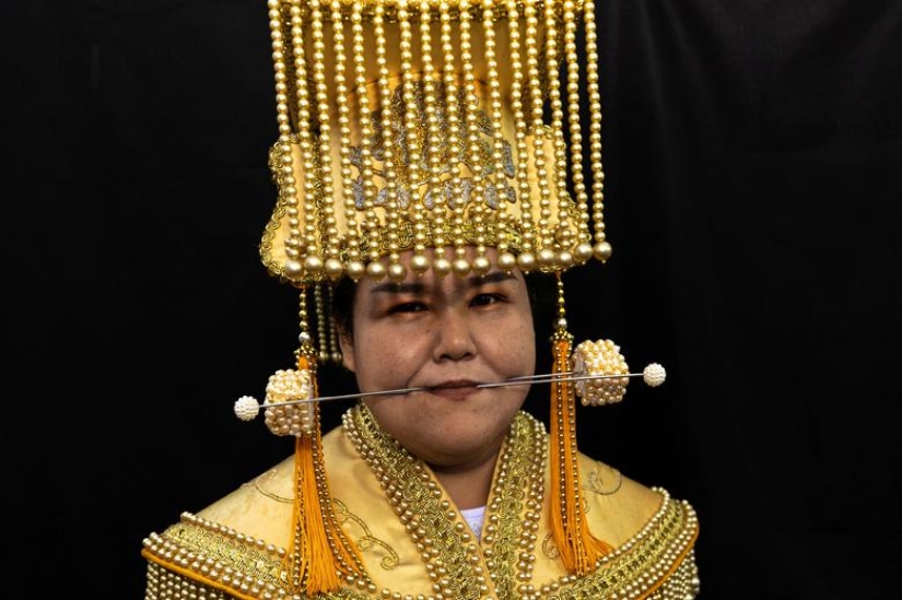 Piercings extremos ponen a los devotos en trance de limpieza del alma en festival tailandés Piercings extremos ponen a los devotos en trance de limpieza del alma en festival tailandés