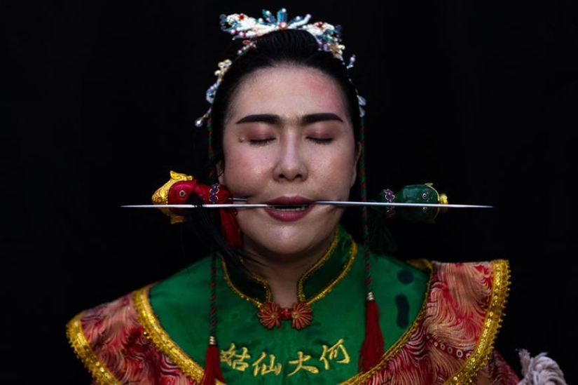 Piercings extremos ponen a los devotos en trance de limpieza del alma en festival tailandés Piercings extremos ponen a los devotos en trance de limpieza del alma en festival tailandés