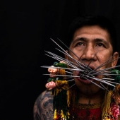 Piercings extremos ponen a los devotos en trance de limpieza del alma en festival tailandés