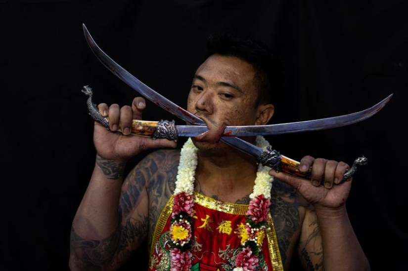 Piercings extremos ponen a los devotos en trance de limpieza del alma en festival tailandés Piercings extremos ponen a los devotos en trance de limpieza del alma en festival tailandés