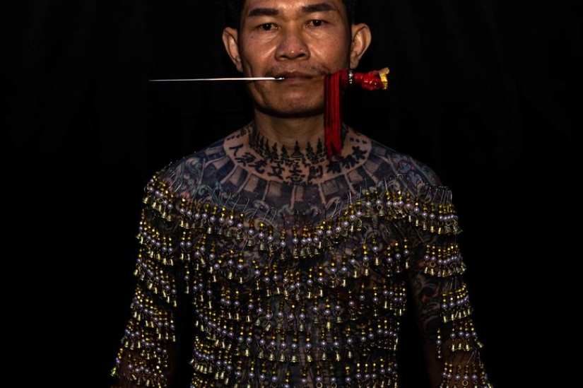 Piercings extremos ponen a los devotos en trance de limpieza del alma en festival tailandés Piercings extremos ponen a los devotos en trance de limpieza del alma en festival tailandés