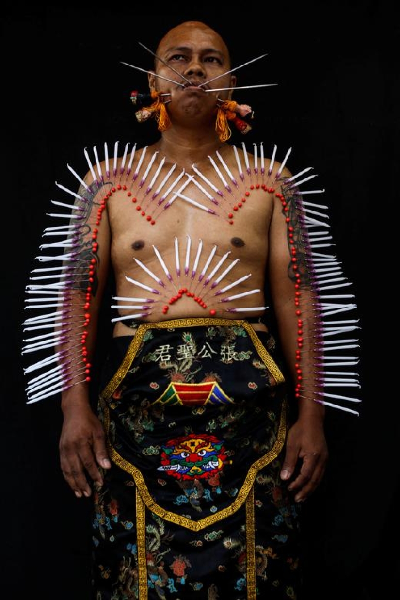Piercings extremos ponen a los devotos en trance de limpieza del alma en festival tailandés Piercings extremos ponen a los devotos en trance de limpieza del alma en festival tailandés