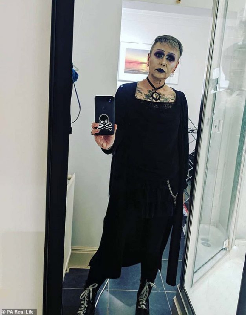 Plata ennegrecida: británico de 57 años se convirtió en gótico después de vencer al cáncer