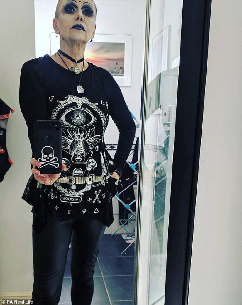 Plata ennegrecida: británico de 57 años se convirtió en gótico después de vencer al cáncer