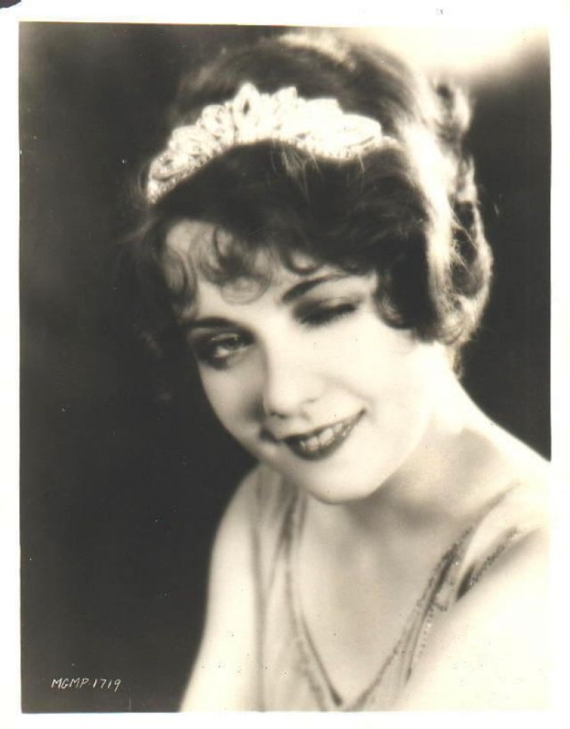 Playful, sly and perky: 20 vintage celebrities who wink at the camera Playful, sly and perky: 20 vintage celebrities who wink at the camera