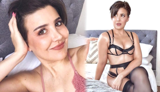 Pleasure for show: a famous blogger gets orgasms in public places